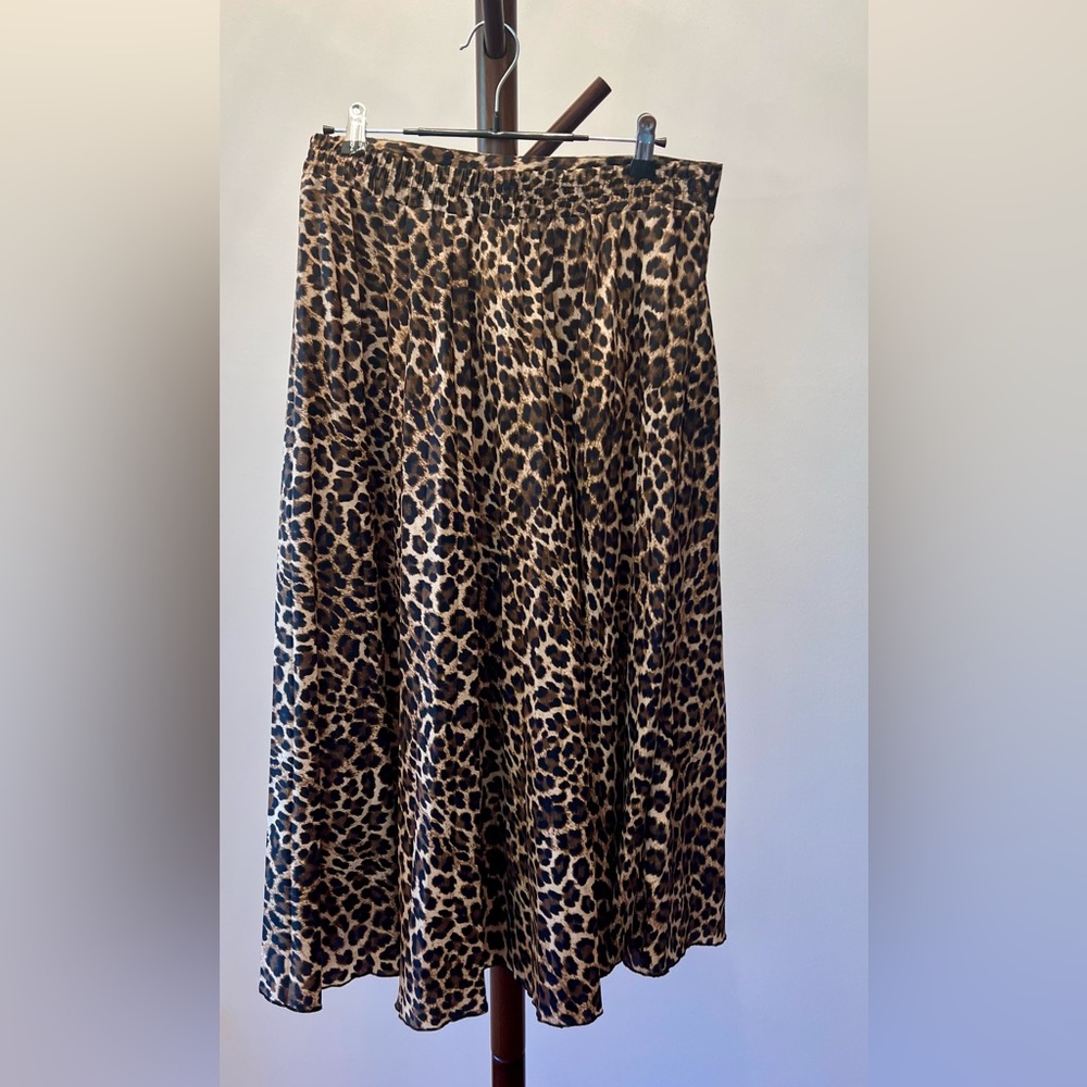 ZARA BASIC Leopard Print Skirt Medium. Falls to below knee length. NWOT